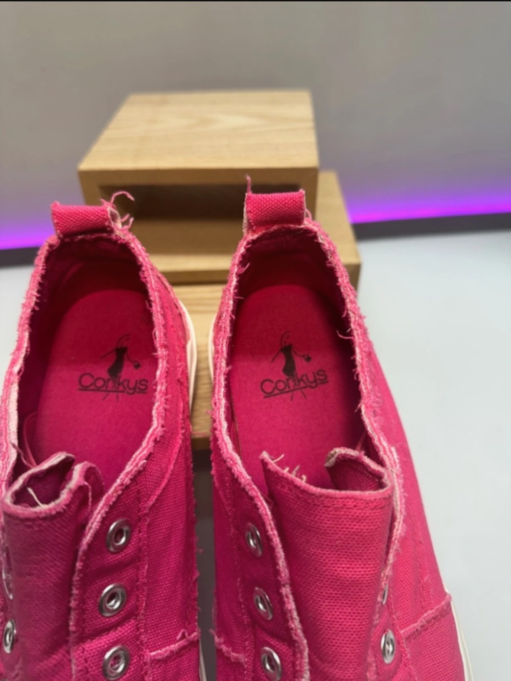 Corkys "Babalu" Hot Pink Slip-On Sneakers, size 9 (A04)